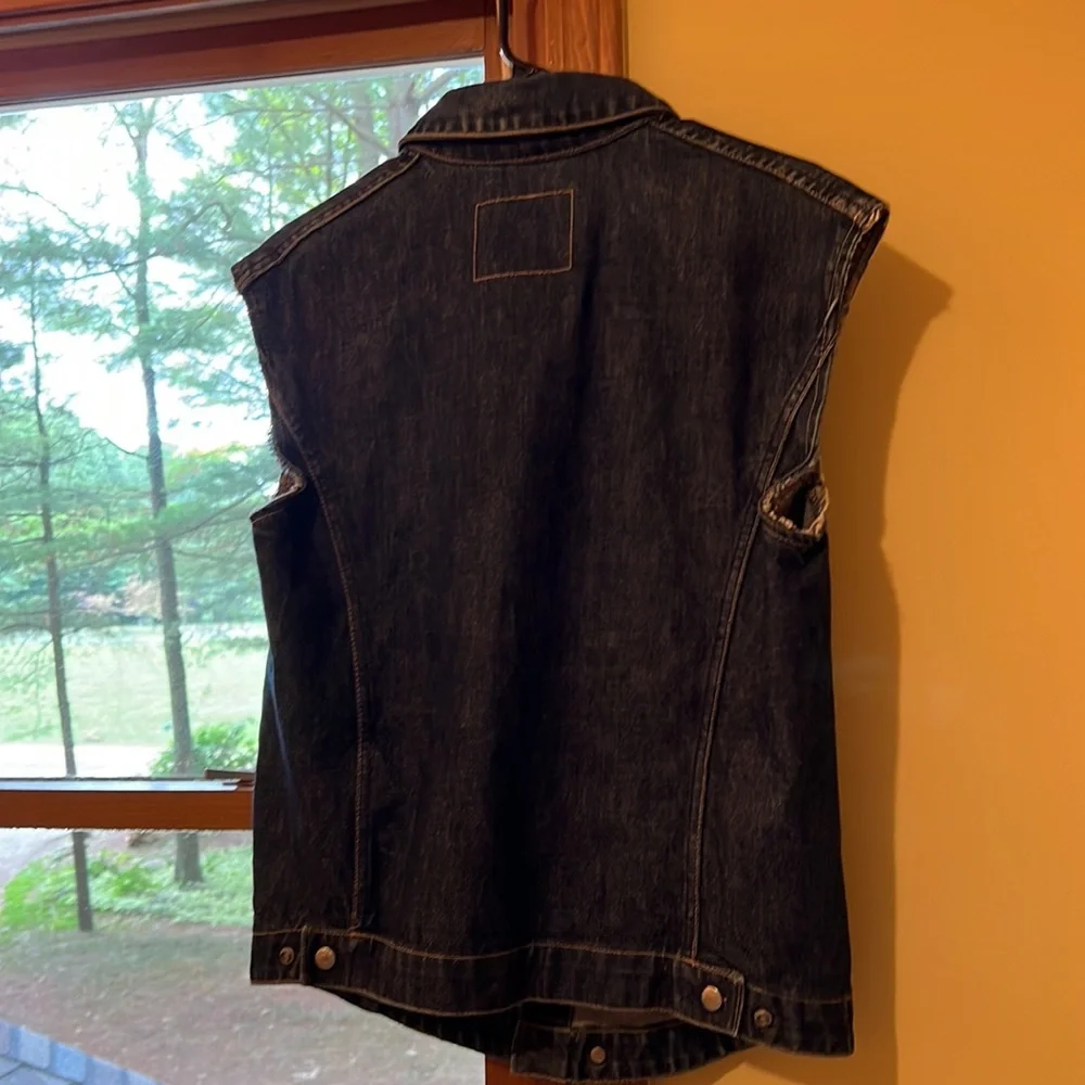 Levi’s Men’s Vest/Waistcoat Like New Medium Denim Blue Classic Collar Buttons - Picture 6 of 11